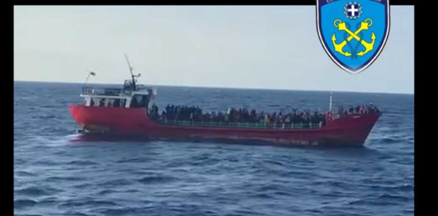 Στην Κω μεταφέρθηκαν οι 375 μετανάστες του πλοίου που έπλεε έξω από την Κρήτη