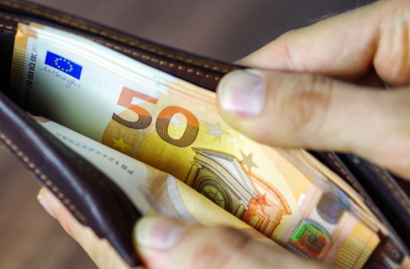 He found a wallet with 1,000 euros and handed it over to the police