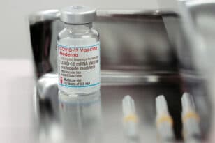 Κορονοϊός: «Όχι» του FDA στη Moderna για την τρίτη δόση του εμβολίου