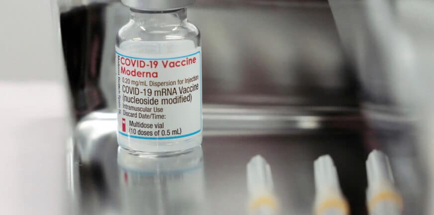 Moderna: Τα εμβόλια θα είναι λιγότερο αποτελεσματικά στη Μετάλλαξη Όμικρον