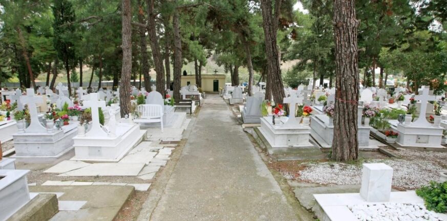Ηγουμενίτσα: Άνδρας τυλίχθηκε στις φλόγες μέσα σε νεκροταφείο