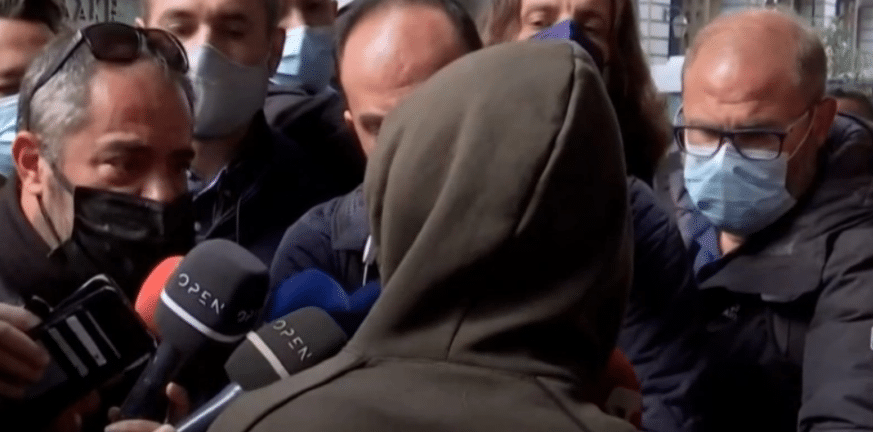 Πέραμα – Παρουσιάστηκε στα δικαστήρια Πειραιά ο 14χρονος που είχε διαφύγει ΒΙΝΤΕΟ