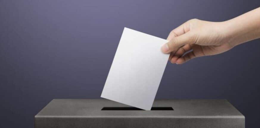 ΥΠΕΣ σε ΣΥΡΙΖΑ για ψήφο αποδήμων: «Θέλουν να ψηφίζουν 18.000 άνθρωποι ή ένα μεγαλύτερο μέρος;»