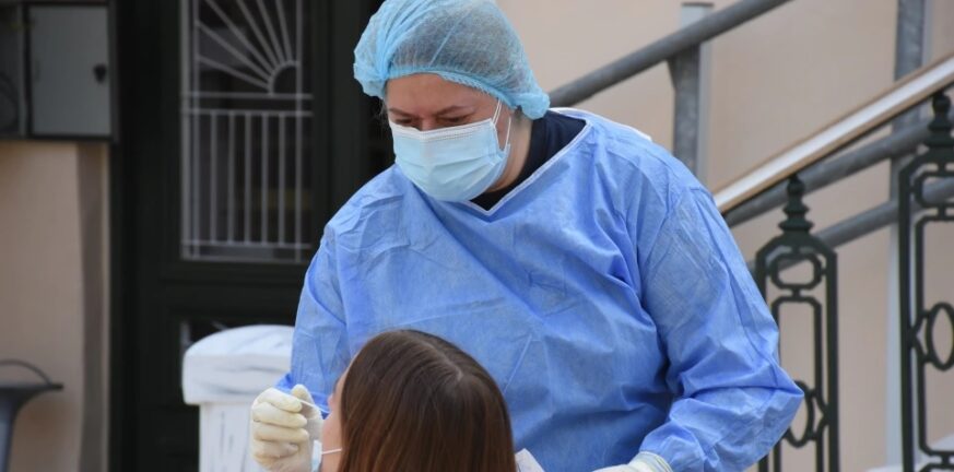Κορονοϊός: Έρχονται πρόστιμα σε 21.000 ανεμβολίαστους εργαζόμενους χωρίς rapid test
