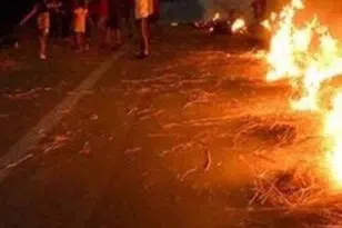 ΕΚΤΑΚΤΟ: Ένταση με ρομά στο Αιτωλικό - Έκλεισαν δρόμο, καίνε λάστιχα