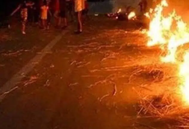 ΕΚΤΑΚΤΟ: Ένταση με ρομά στο Αιτωλικό - Έκλεισαν δρόμο, καίνε λάστιχα