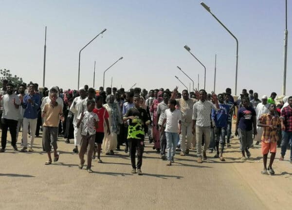 Πραξικόπημα στο Σουδάν – Χιλιάδες διαδηλωτές στους δρόμους και φονικές συγκρούσεις