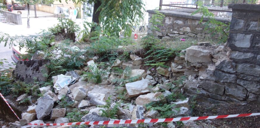 Πάτρα: Κατέρρευσε τοιχίο από σπίτι