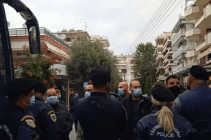 ΕΠΑΛ Σταυρούπολης: Ένταση μεταξύ αστυνομικών και μελών των ΕΛΜΕ - ΒΙΝΤΕΟ