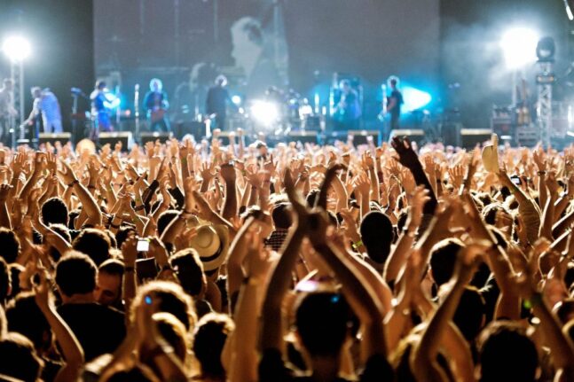 Κορονοϊός: «Φρένο» σε συναυλίες και τις μετακινήσεις σε «κόκκινες» περιοχές