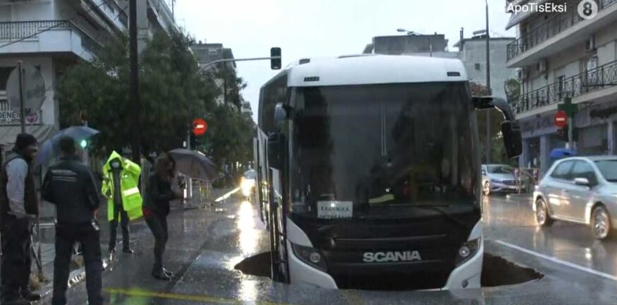 Κακοκαιρία «Μπάλλος»: Άνοιξε η γη στη Θεσσαλονίκη και έπεσε μέσα το λεωφορείο - ΒΙΝΤΕΟ