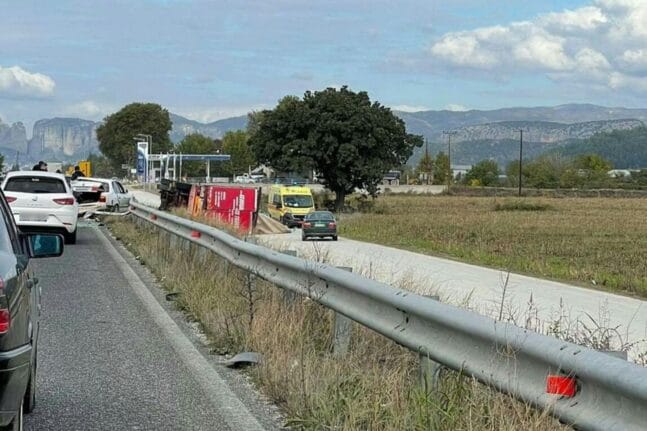 Έγινε σμπαράλια αυτοκίνητο σε σφοδρό τροχαίο στο δρόμο για Καλαμπάκα-Ντελαπάρισε νταλίκα