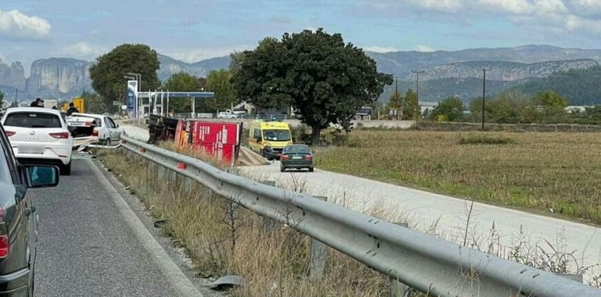 Έγινε σμπαράλια αυτοκίνητο σε σφοδρό τροχαίο στο δρόμο για Καλαμπάκα-Ντελαπάρισε νταλίκα