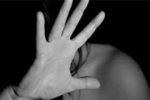 Καταγγελία από 36χρονη για ομαδικό βιασμό και εξαναγκασμό σε ανταλλαγή συντρόφων από τον 53χρονο σύντροφό της
