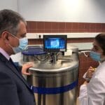 Στο Ινστιτούτο Κυτταρικών Θεραπειών «Δημήτρης Λόης» ο Γιάννης Καρβέλης ΦΩΤΟ