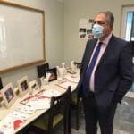 Στο Ινστιτούτο Κυτταρικών Θεραπειών «Δημήτρης Λόης» ο Γιάννης Καρβέλης ΦΩΤΟ