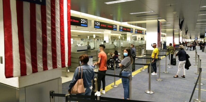 ΗΠΑ: Ελεύθερες οι πτήσεις από το εξωτερικό για μη Αμερικανούς, ακόμα και με rapid