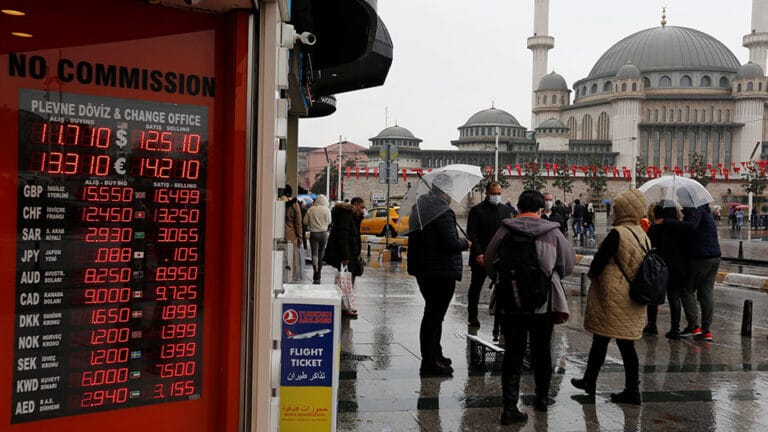 Τουρκία: Επιταχύνεται η υποτίμηση της λίρας μετά τη μείωση των επιτοκίων