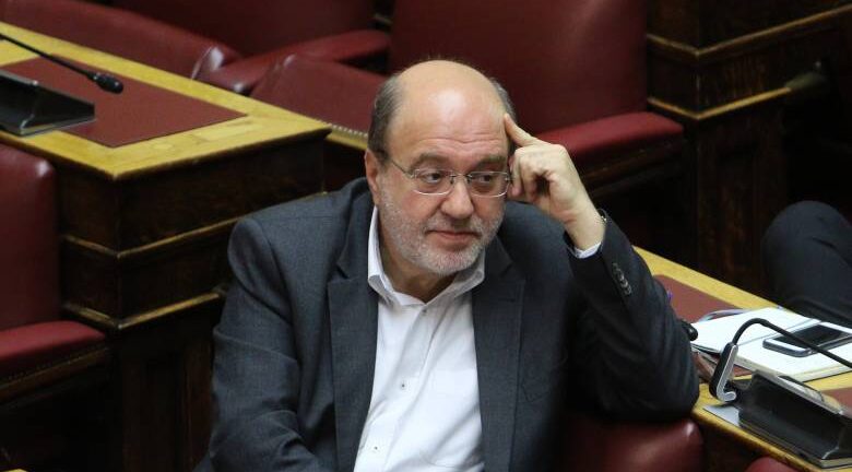 Τρύφων Αλεξιάδης: Ένιωσε ξαφνική αδιαθεσία και κατέβηκε υποβασταζόμενος από το βήμα της Βουλής