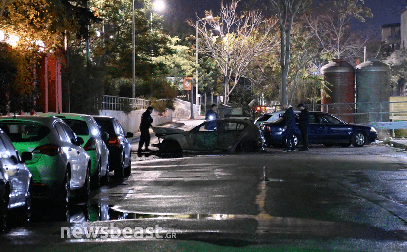 Πυροβολισμοί στη Νίκαια: Εικόνες από το αυτοκίνητο που βρέθηκε καμένο στον Κηφισό - ΦΩΤΟ