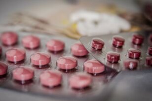 Απόφαση που γράφει ιστορία: Η Pfizer παραχωρεί τα δικαιώματα για το χάπι κατά του κορονοϊού