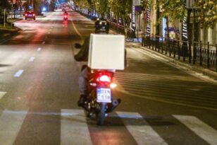 Θεσσαλονίκη: Ξυλοκόπησαν διανομέα στη μέση δρόμου – Συγκλονιστικό ΒΙΝΤΕΟ