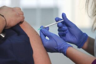 Κορονοϊός: Ξεκινούν σήμερα οι εμβολιασμοί με τα επικαιροποιημένα εμβόλια