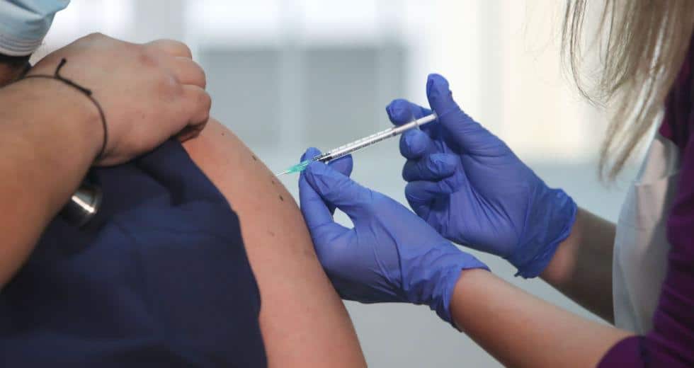 Θεμιστοκλέους: Τα επικαιροποιημένα εμβόλια προστατεύουν και από την μόλυνση με κορονοϊό