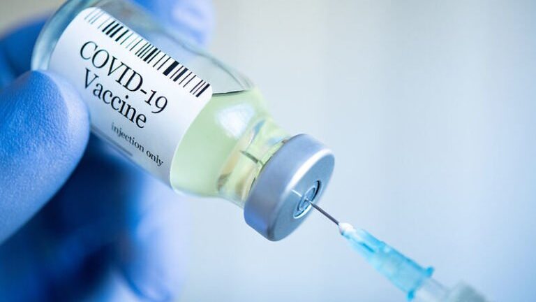Μελέτη δείχνει ότι η τέταρτη δόση εμβολίου δεν αρκεί κατά της «Όμικρον»