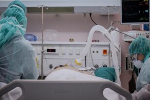 Αποκαλυπτική μελέτη Τσιόδρα - Λύτρα: Αυξημένος κίνδυνος θανάτου για διασωληνωμένους ασθενείς Covid εκτός ΜΕΘ