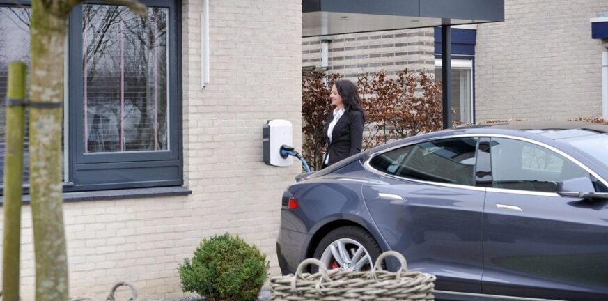 Βρετανία: Φορτιστές ηλεκτρικών αυτοκινήτων σε όλα τα υπό ανέγερση σπίτια από το 2022