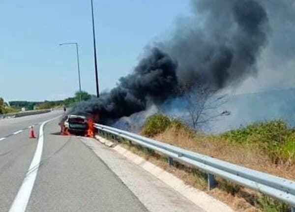 Πάτρα: Αυτοκίνητο έπιασε φωτιά εν κινήσει