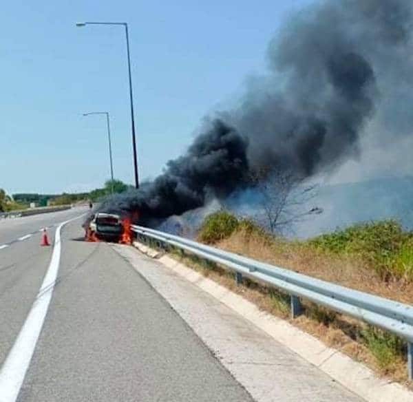 Πάτρα: Αυτοκίνητο έπιασε φωτιά εν κινήσει