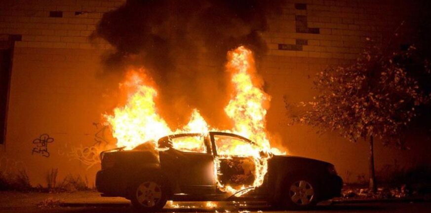 Αγρίνιο: Οδηγούσε και ξαφνικά άρπαξε φωτιά το αυτοκίνητο! - ΦΩΤΟ