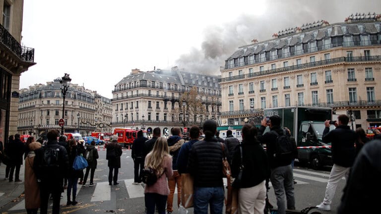 Μεγάλη φωτιά σε κτίριο στο κέντρο του Παρισιού