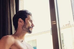 Η γυμνή selfie του Γιώργου Καράβα με μικροσκοπική πετσέτα σκανδάλισε το Instagram