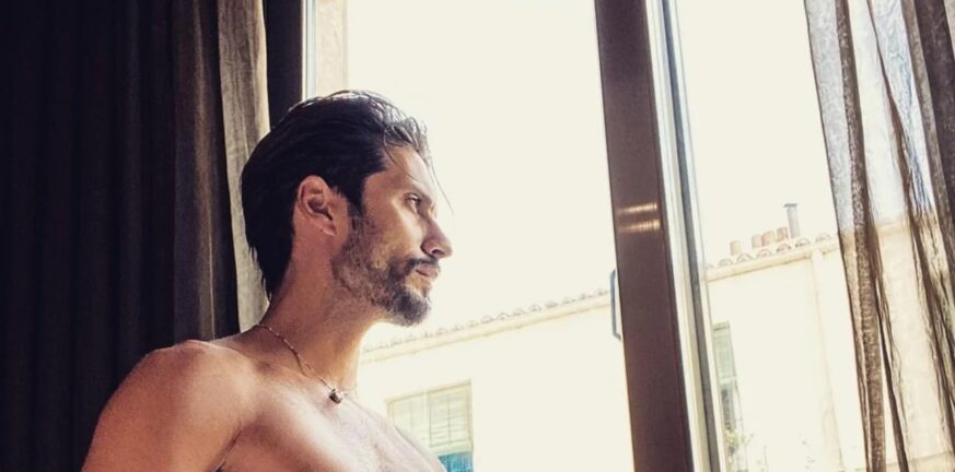 Η γυμνή selfie του Γιώργου Καράβα με μικροσκοπική πετσέτα σκανδάλισε το Instagram