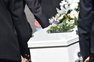 Απίστευτη καταγγελία: Κατέσχεσαν έξοδα κηδείας 733 ευρώ από άνεργη - ΒΙΝΤΕΟ