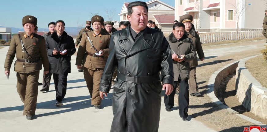 Βόρεια Κορέα: Ο Κιμ Γιονγκ Ουν απαγόρεψε τα δερμάτινα παλτό για να μην αντιγράφουν οι πολίτες το στιλ του!