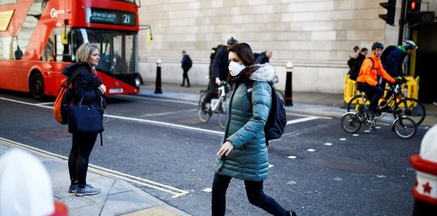 Βρετανία: Υποχρεωτική χρήση της μάσκας παντού από σήμερα