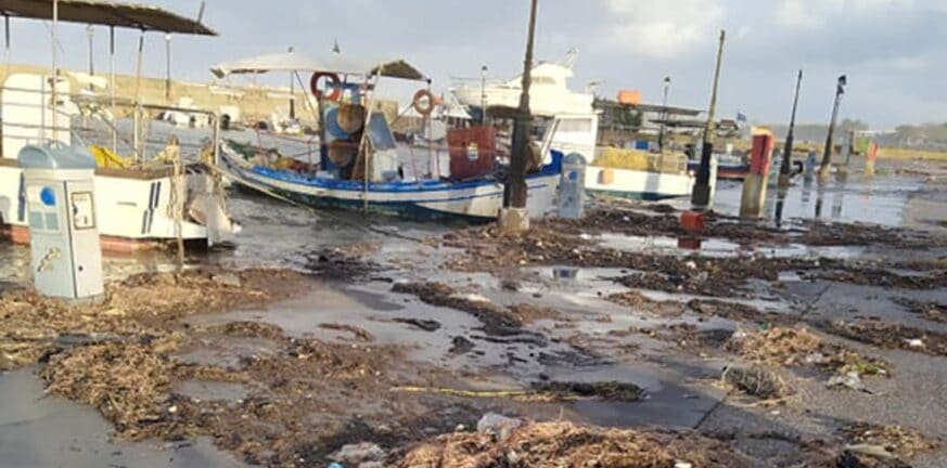 «Σάρωσαν» οι άνεμοι Παλούκι και Κουρούτα - Κινδύνευσε το αλιευτικό καταφύγιο ΦΩΤΟ - ΒΙΝΤΕΟ