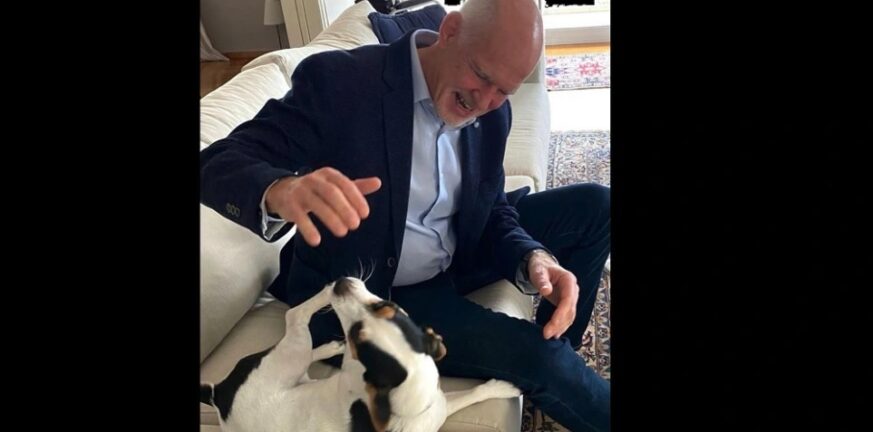 Γιώργος Παπανδρέου: Ξεκινά «αγωνιστική εβδομάδα» παίζοντας με το σκυλάκι του, την Τρέλα