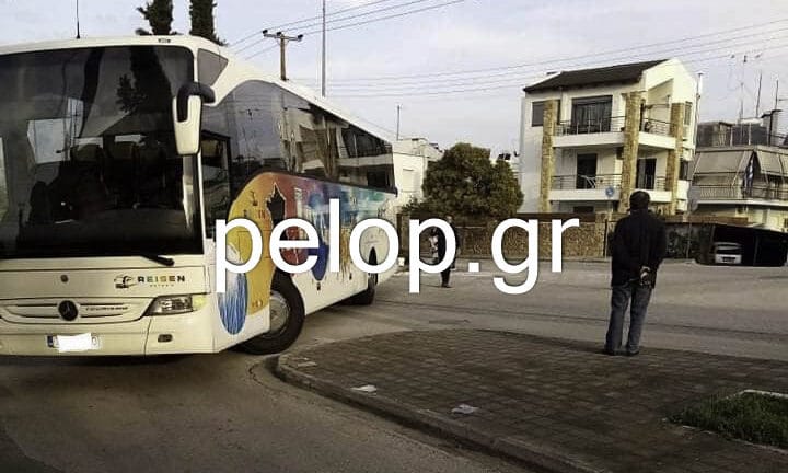 Πάτρα: Τροχαίο με σχολικό λεωφορείο γεμάτο μαθητές στην Ανθείας - ΦΩΤΟ