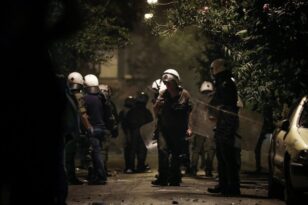 Αθήνα - Πολυτεχνείο: Ένταση και πετροπόλεμος στα Εξάρχεια - Επέμβαση των ΜΑΤ και προσαγωγές ΒΙΝΤΕΟ