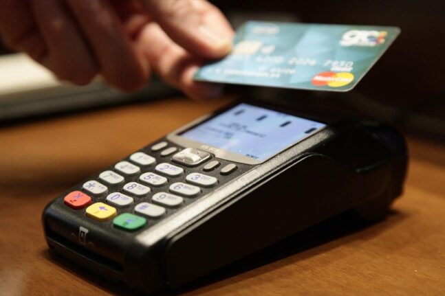 Ηλεία: Έκλεψαν πιστωτικές κάρτες και έκαναν αγορές από περίπτερο