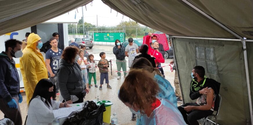 Πάτρα: Εμβολιάστηκαν 35 Ρομά στον καταυλισμό του Ριγανόκαμπου