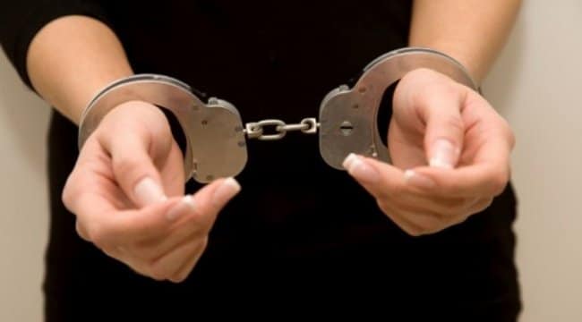 Πάτρα: Τσάκωσαν 50χρονη μέλος συμμορίας που έστηνε απάτες με «μαϊμού» τροχαία - Πώς έγινε η σύλληψή της
