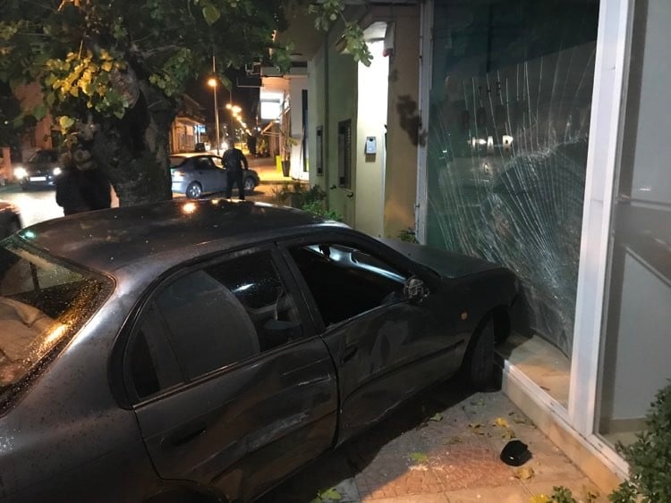 Aυτοκίνητο κατέληξε σε τζαμαρία γραφείου στο Παναιτώλιο - ΦΩΤΟ