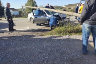 Αγρίνιο: Σοβαρά τραυματίας οδηγός -Επεσε με το αυτοκίνητο σε κολώνα - ΦΩΤΟ