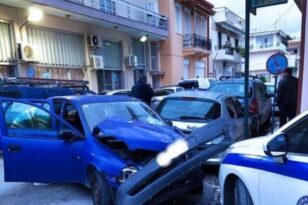 Αμαλιάδα: Εμβόλισε όχημα της ΔΕΔΔΗΕ και προσέκρουσε σε 5 περιπολικά! ΦΩΤΟ